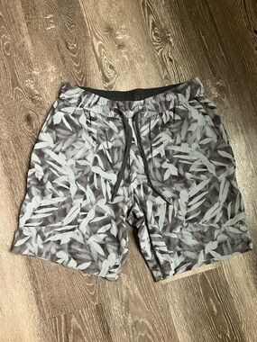 lululemon athletica Men's Bowline Shorts in a spray leaf print.